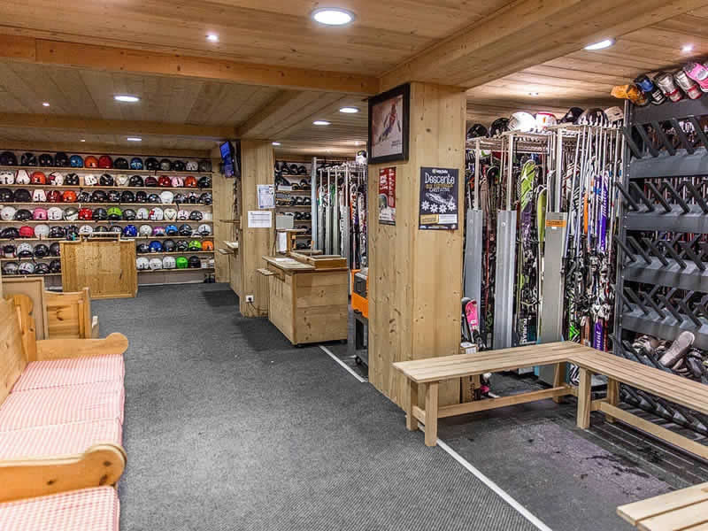 Magasin de location de ski Contat Sports à 421 rue du centre - Résidence Le Mont Chéry, Les Gets