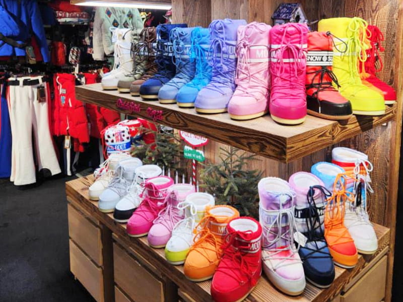 Magasin de location de ski Contat Sports à 421 rue du centre - Résidence Le Mont Chéry, Les Gets