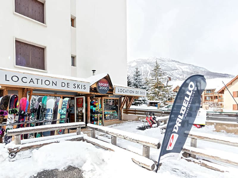 Magasin de location de ski Sport’s Mountain à Centre Cial L'Aravet-VILLENEUVE la Salle, Serre Chevalier Villeneuve