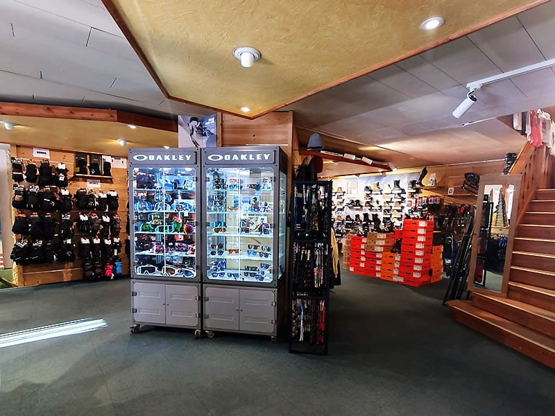 Magasin de location de ski Riquet Sport Prelong à Centre Commercial Pré Long, 1 Rte de Pré-Long - La Salle-les-Alpes, Serre Chevalier Villeneuve