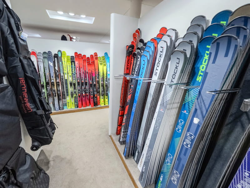 Magasin de location de ski SPORT 2000 Jennewein à Dorfstrasse 2, St. Anton am Arlberg