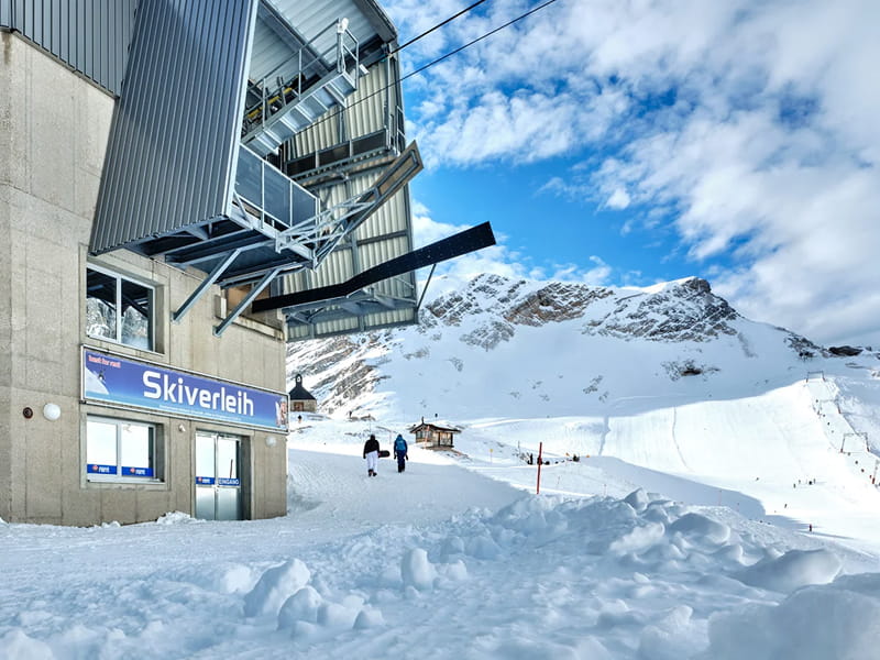 Magasin de location de ski Skiverleih Zugspitze à Mitten im Skigebiet auf 2.600 m, Garmisch-Partenkirchen