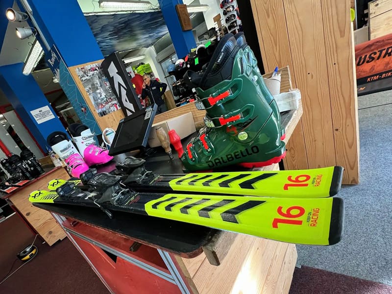 Magasin de location de ski Slalom Ski Service à Piazzale le Nevegal, 167, Nevegal