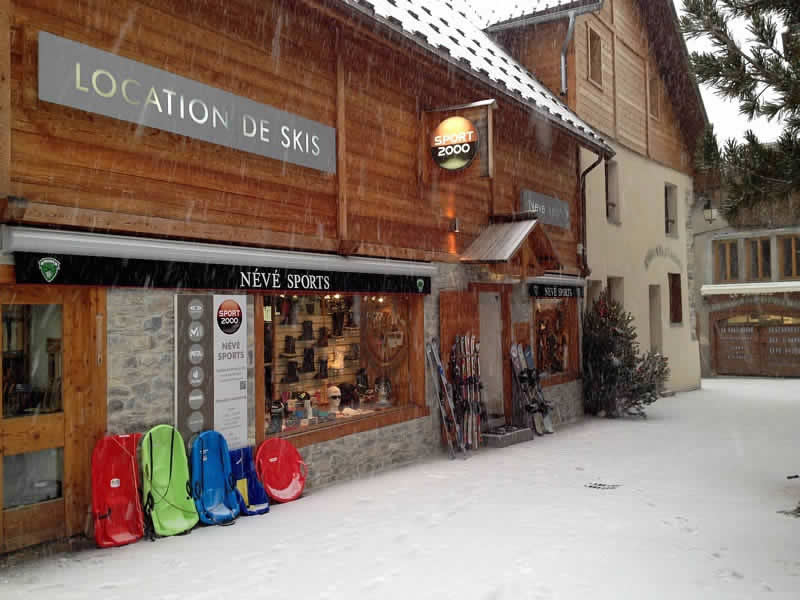 Magasin de location de ski Neve Sports à Place de la mairie, Ceillac