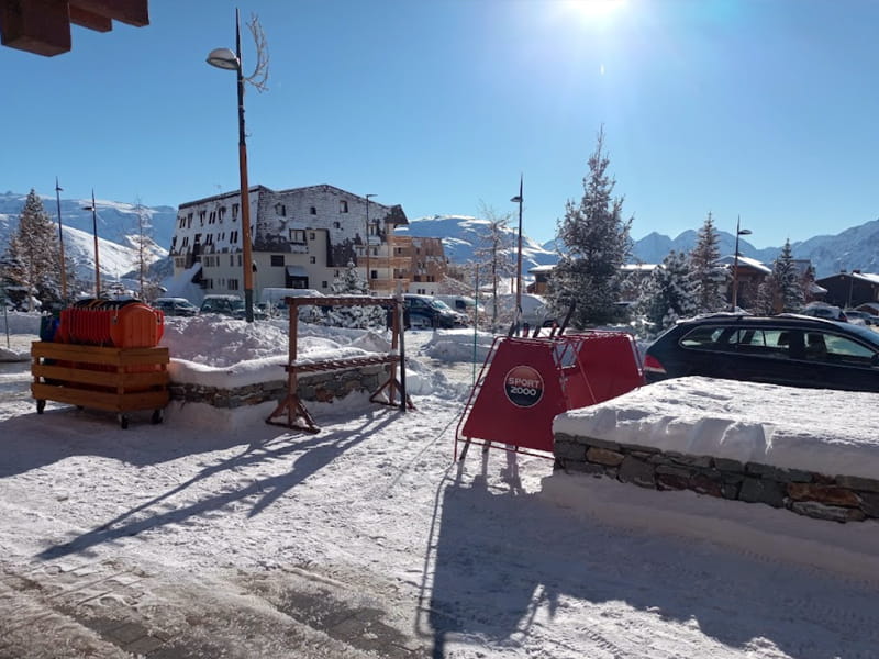 Magasin de location de ski Cornerski à Place du Cognet - Immeuble le Karen, Alpe d’Huez