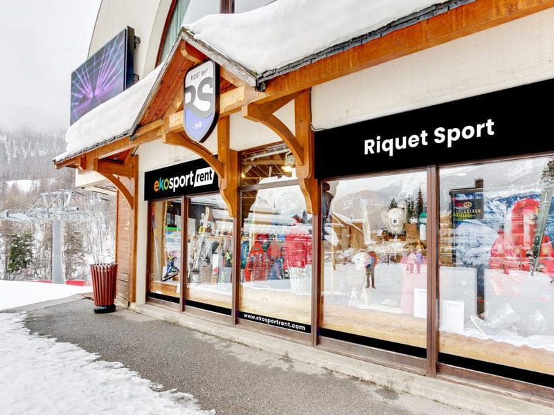 Magasin de location de ski Ekosport-Rent Riquet Sport Chantemerle à Rue du Centre - Centre Commercial Le Serre d'Aigle, Serre Chevalier Chantemerle