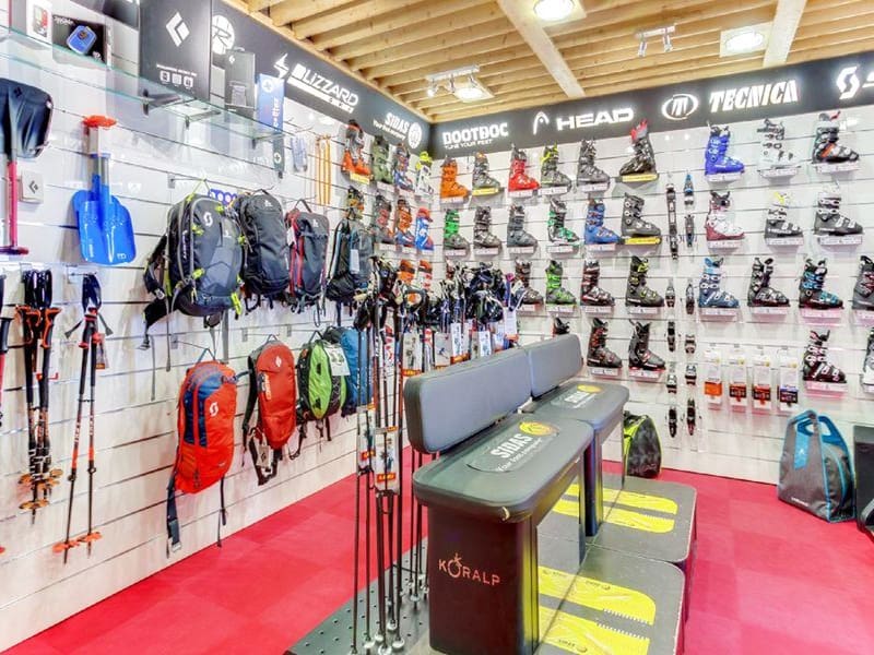 Magasin de location de ski Ekosport-Rent Riquet Sport Chantemerle à Rue du Centre - Centre Commercial Le Serre d'Aigle, Serre Chevalier Chantemerle