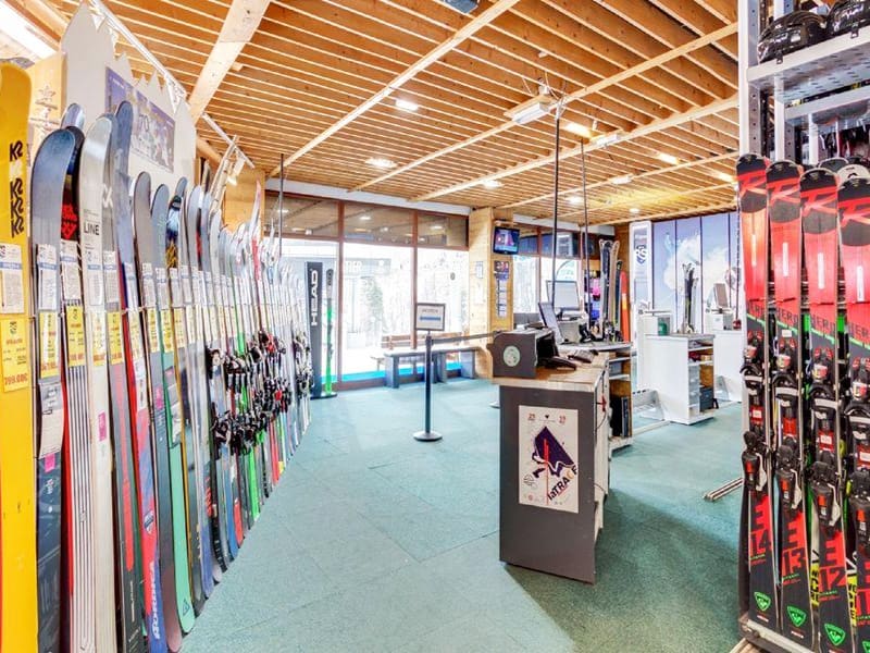 Magasin de location de ski Ekosport-Rent Riquet Sport Chantemerle à Rue du Centre - Centre Commercial Le Serre d'Aigle, Serre Chevalier Chantemerle