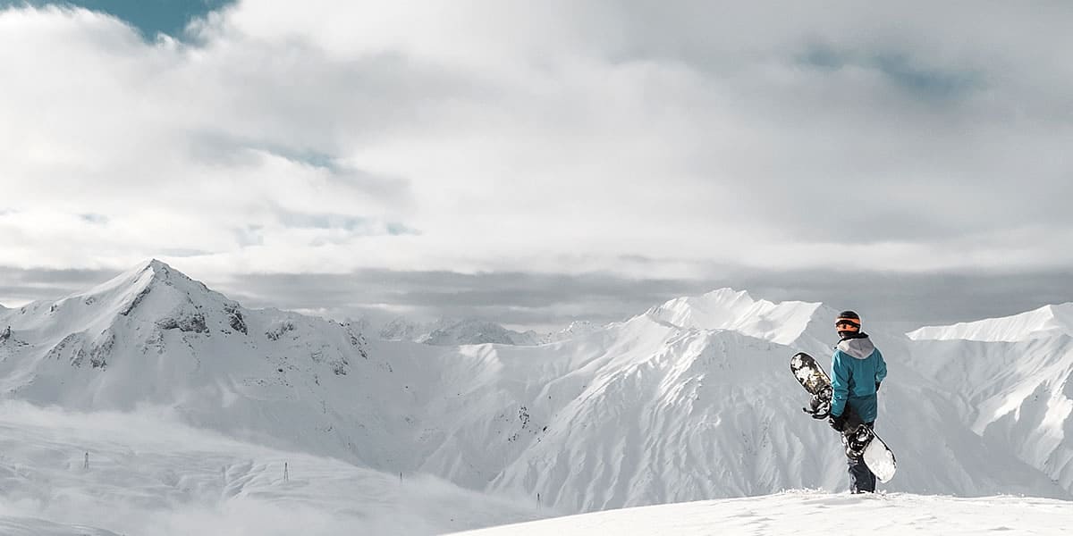 Flexible dans les sports d'hiver. Louez des skis, des snowboards, du matériel de sport fun, etc. et profitez de vos vacances.